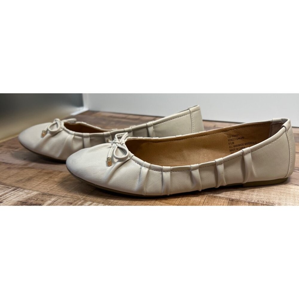 Womens White Mountain Cream Faux Leather Ballet Flats With Bow & Gold Accents Si